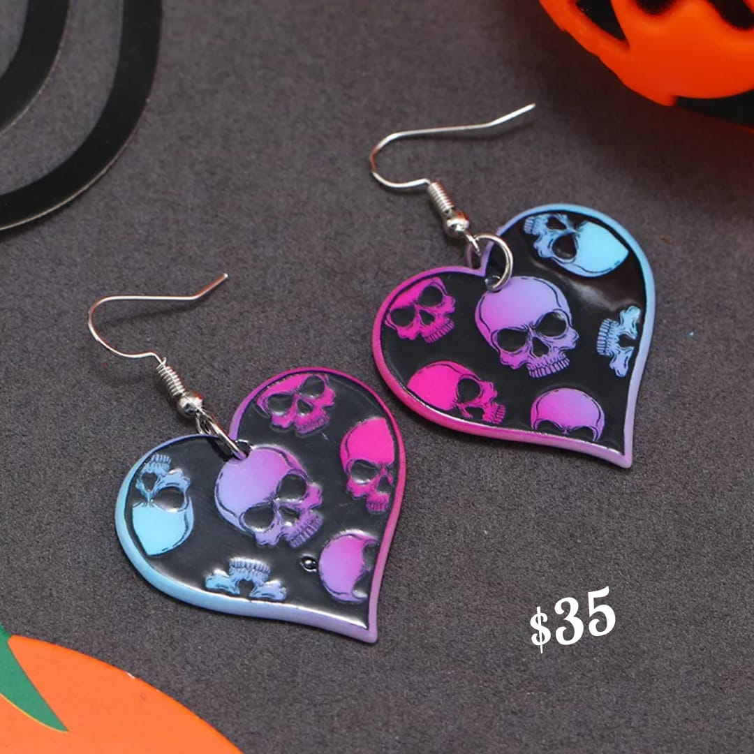 aretes de calaveras en el corazón