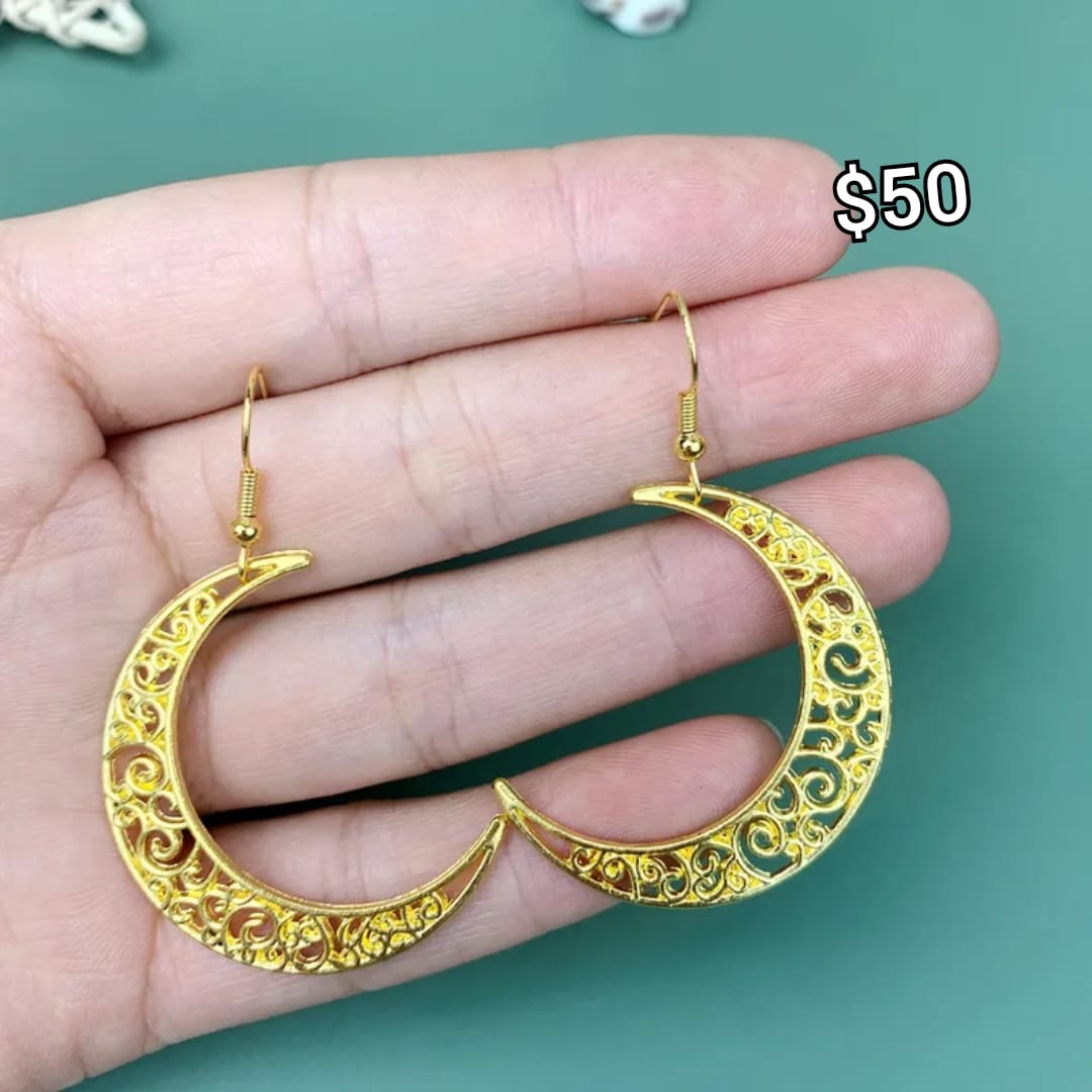 aretes de luna dorada con incrustaciones
