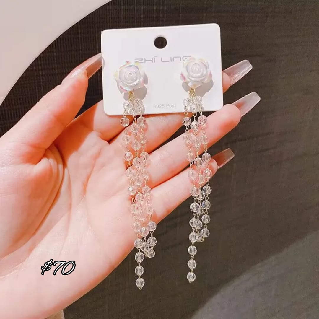 aretes de flores blancas con piedritas blancas