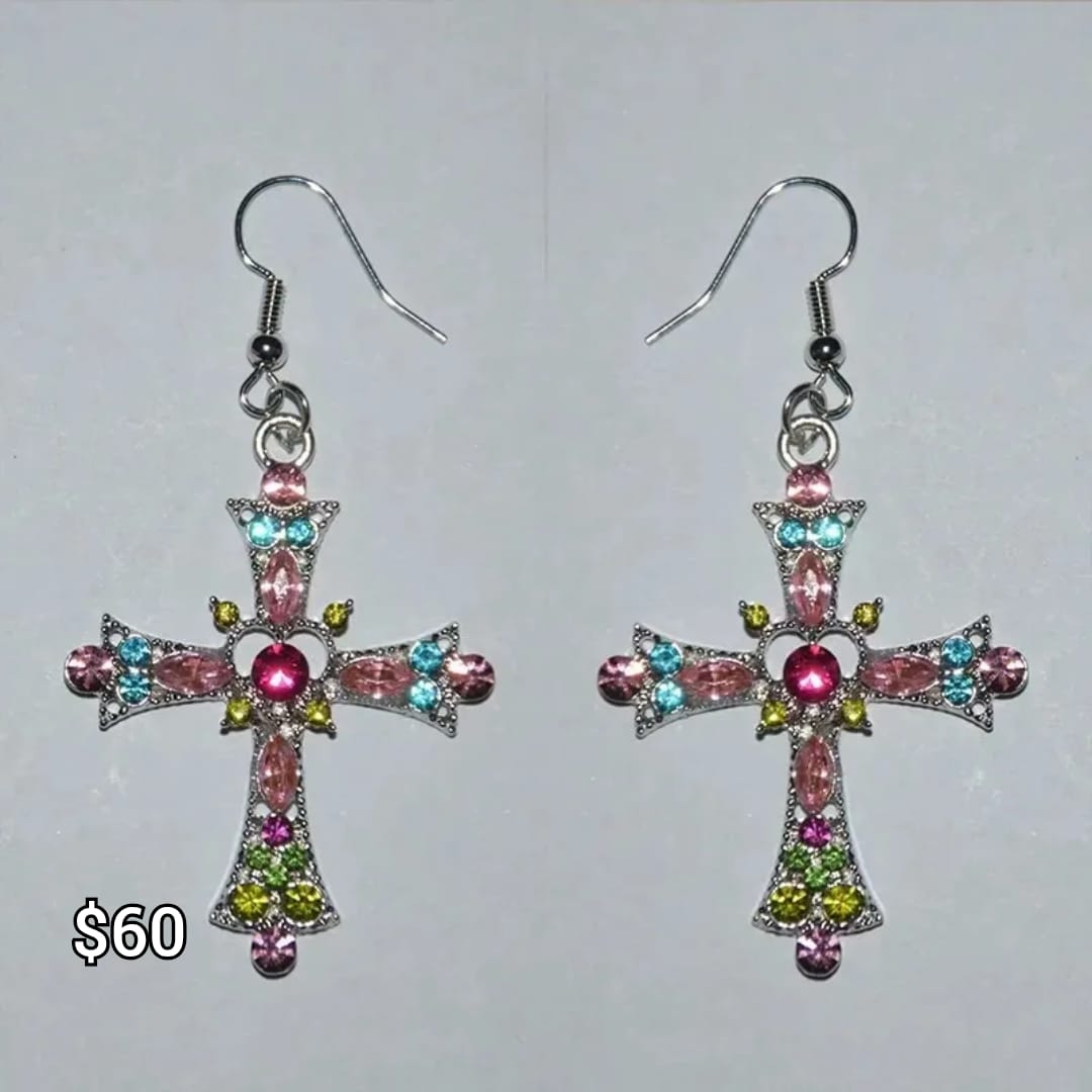 arete de gancho en forma de cruz con piedritas