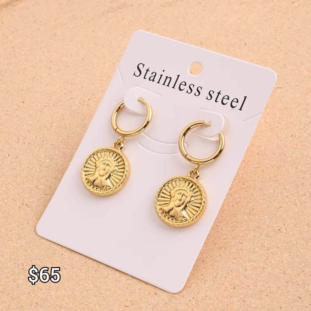 arete de moneda con santo