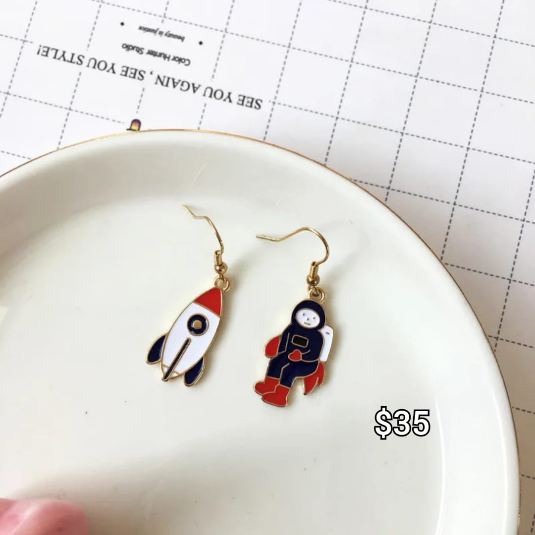 arete de gancho en forma de astronauta con su cohete