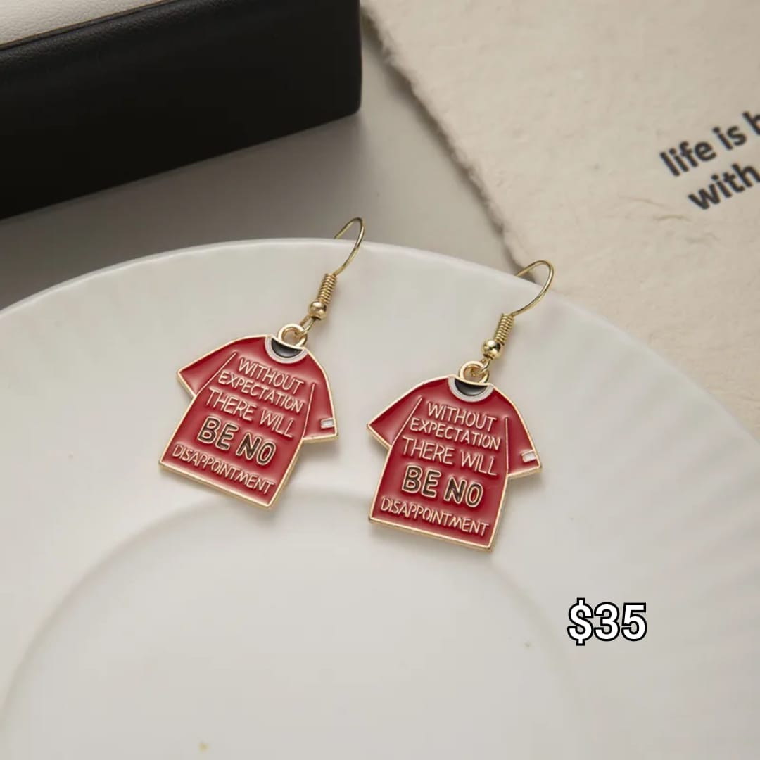 arete de camisa roja