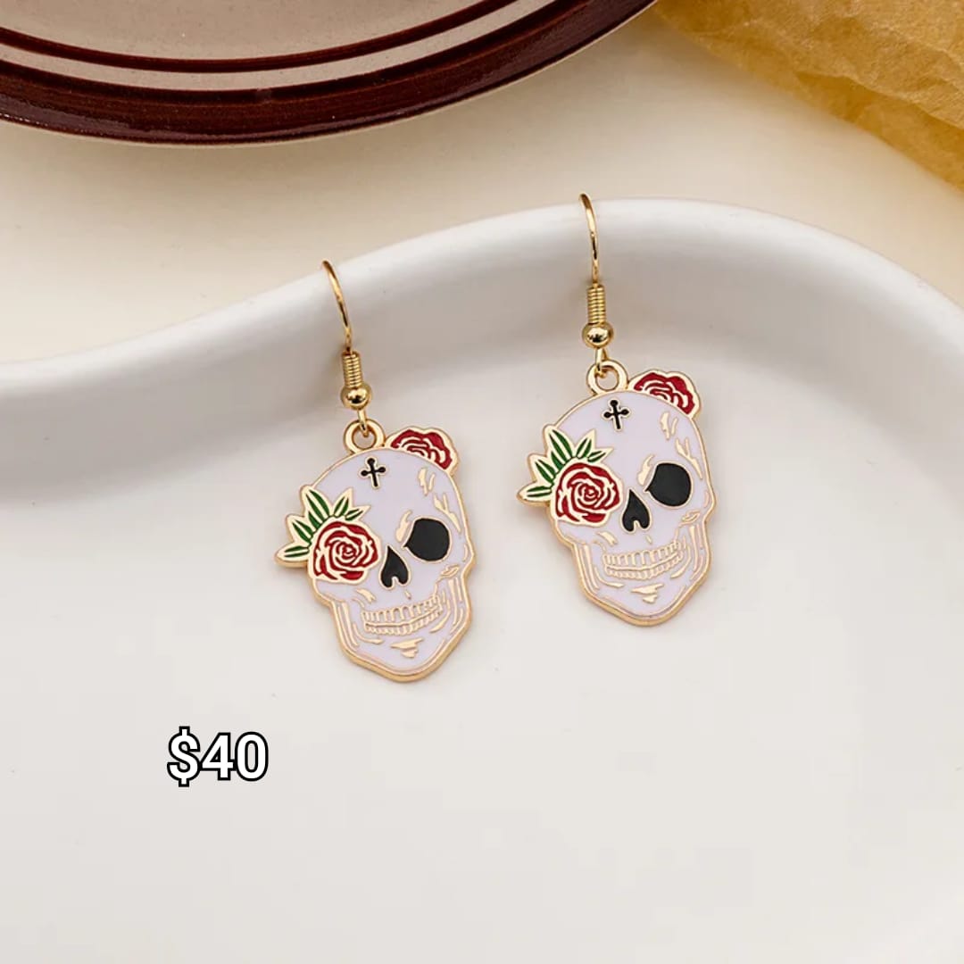 arete en forma de calavera con flores