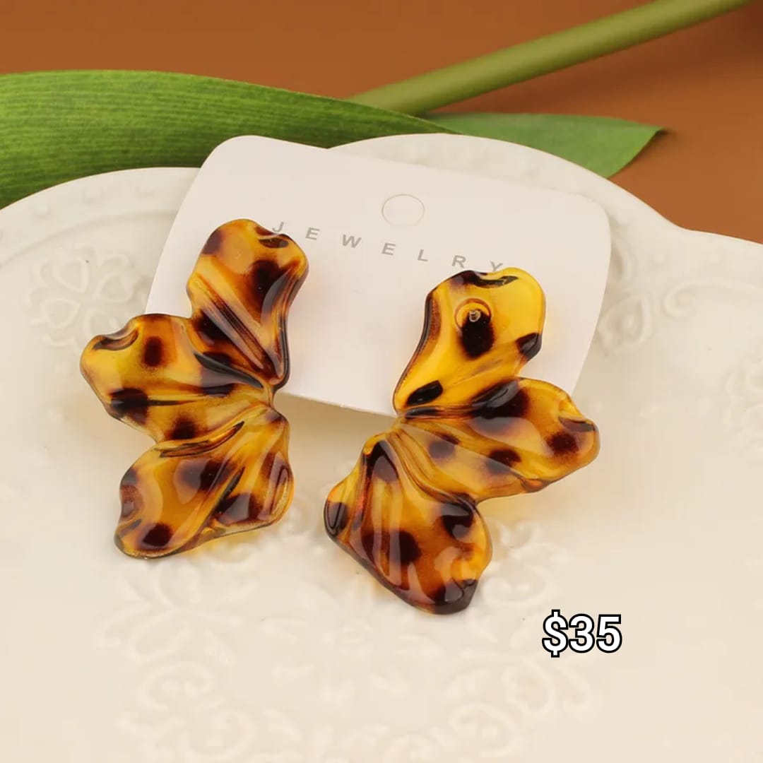 arete pétalo animal print