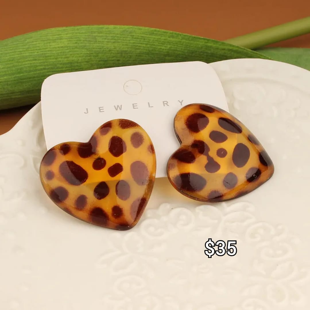 arete corazón animal print