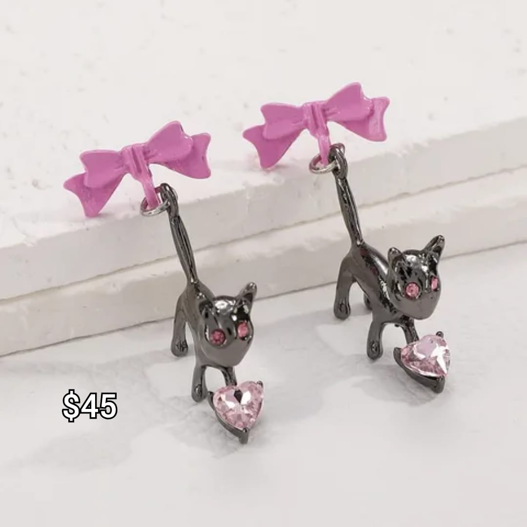 gato negro con ojos rosas