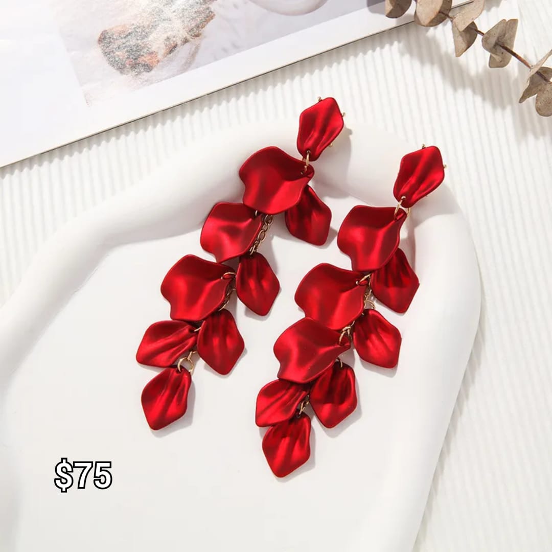 arete petalos rojos