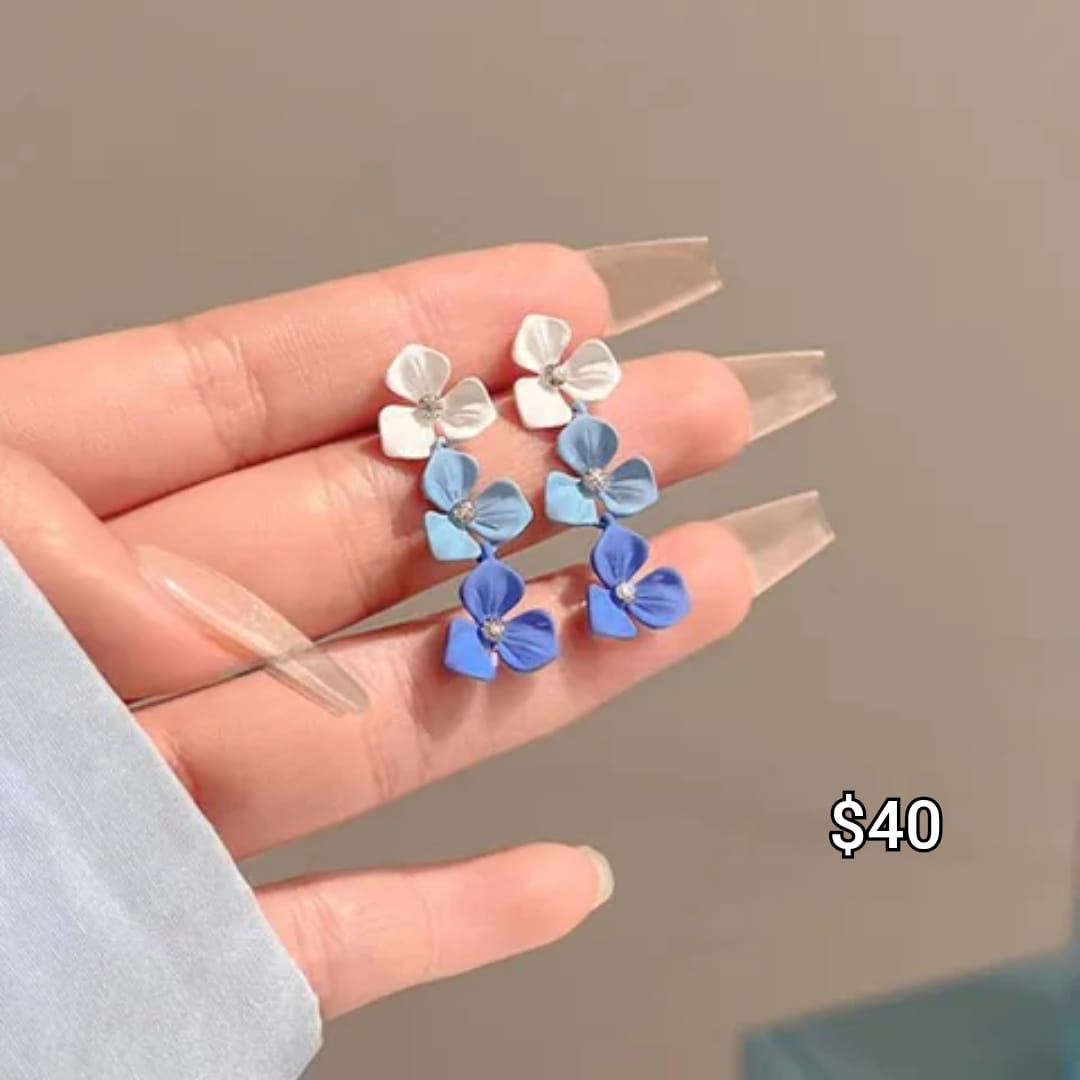 arete flor azul de resina