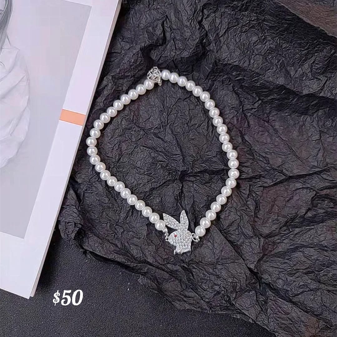 collar conejito con imitación de perlas