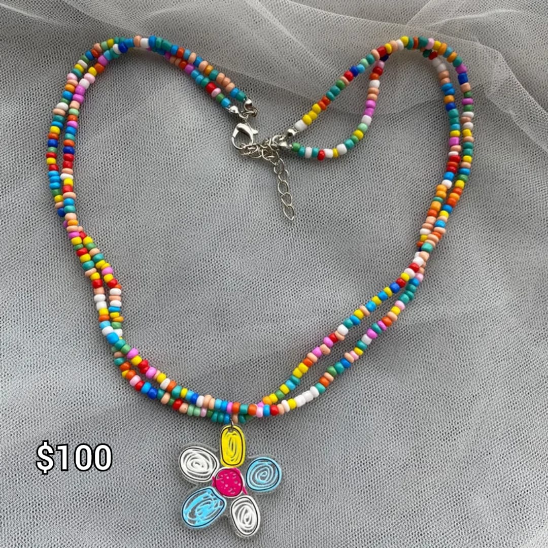 collar de cuentas con flor