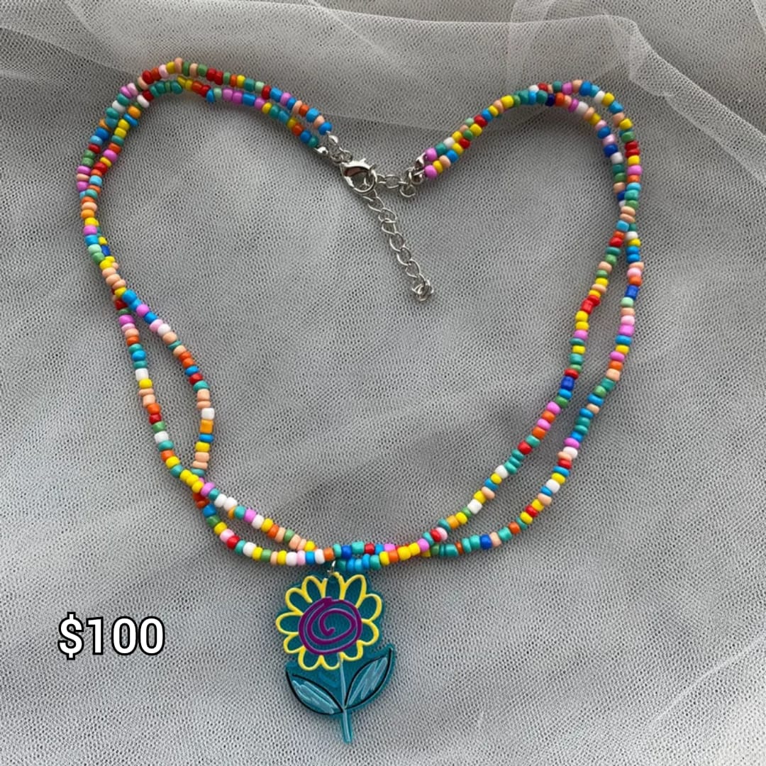 collar de cuentas con flor
