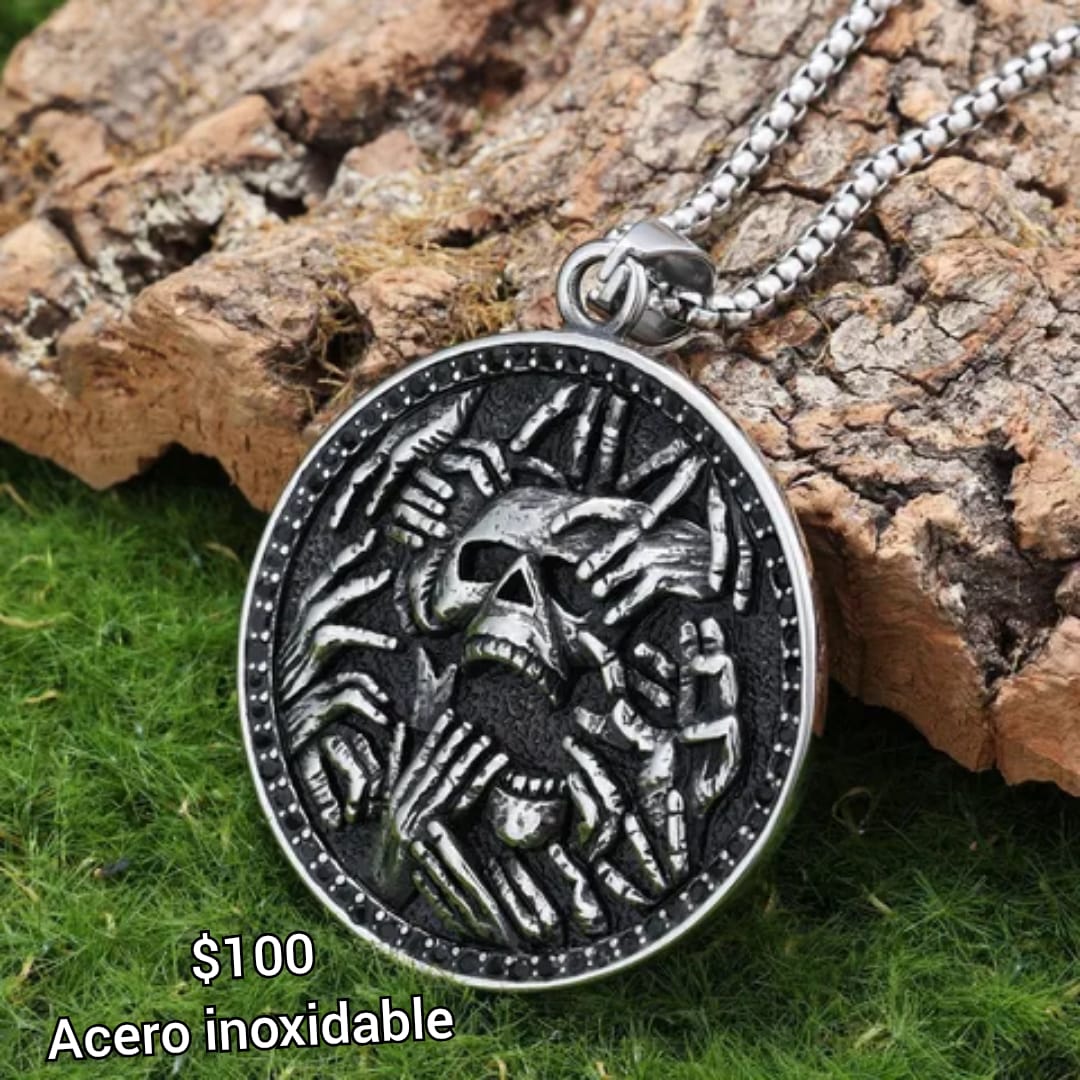 collar calavera con manos