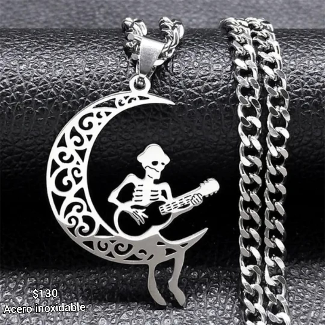 collar calavera tocando guitarra