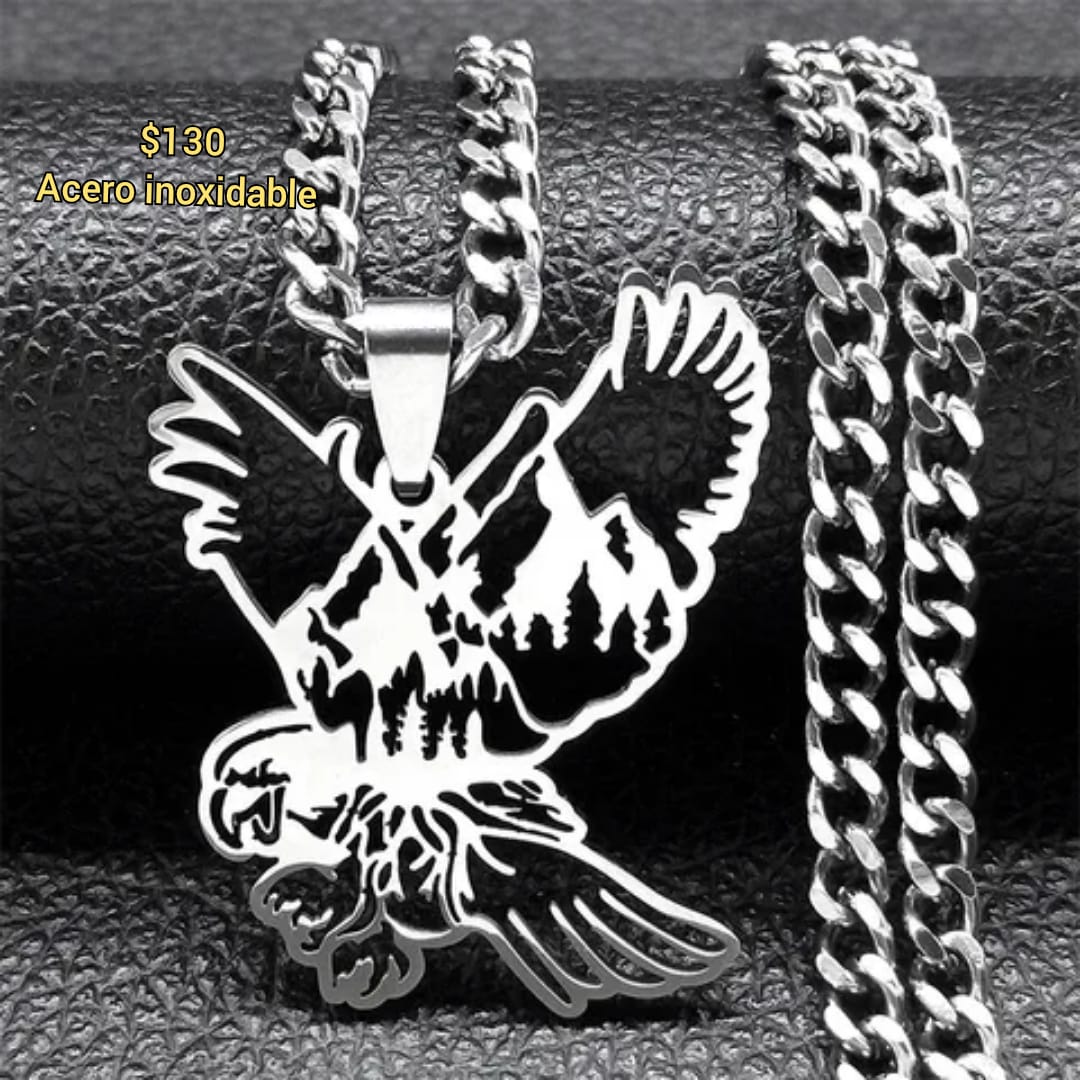 collar águila con montañas